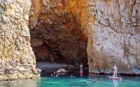 Per SUP eine Grotte erkunden